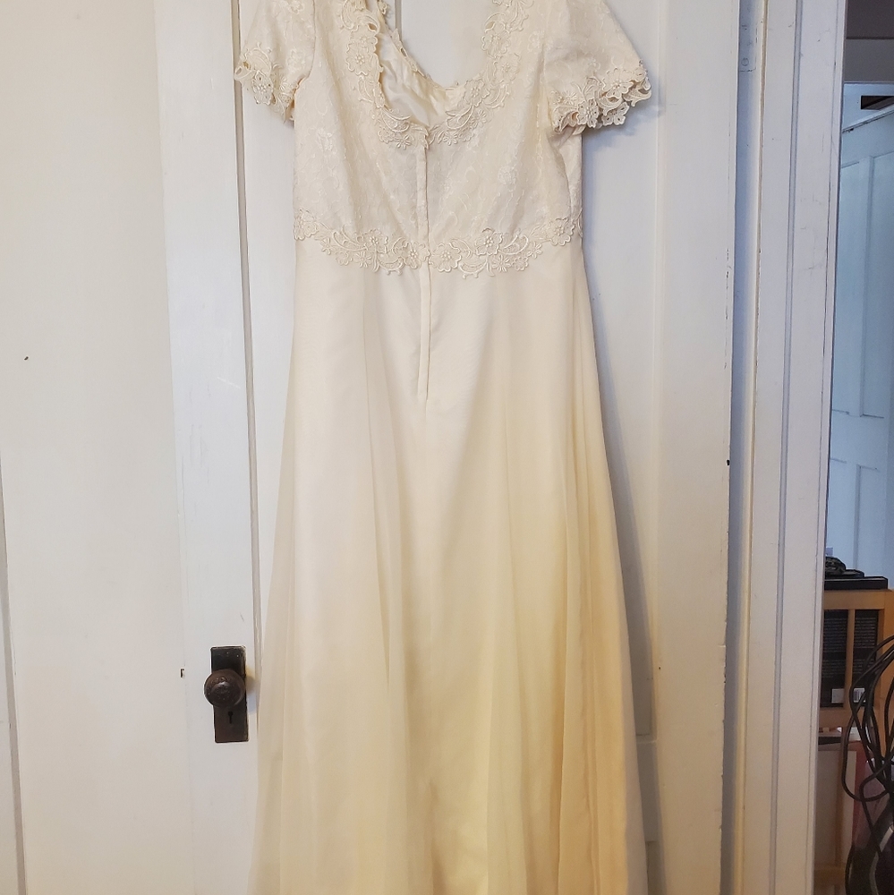 Bridal Originals Cream Gown, size 17/18 - Picture 2 of 10